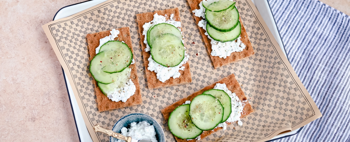 Crackers met kruidige cottage cheese